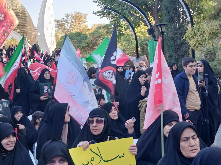تصاویر/ اجتماع بانوان مشهدی در دفاع از حمایت از حجاب بانوان کشور آذربایجان