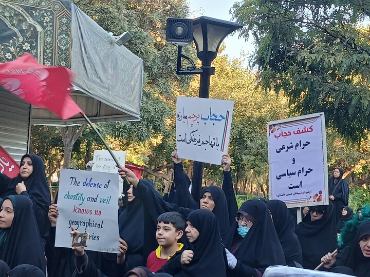 تصاویر/ اجتماع بانوان مشهدی در دفاع از حمایت از حجاب بانوان کشور آذربایجان