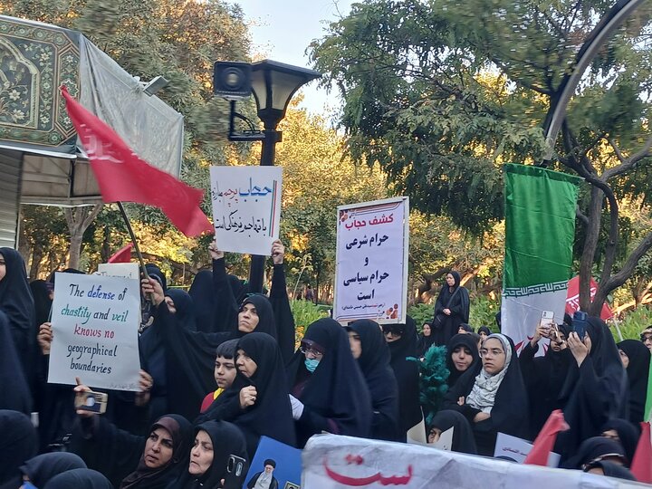 تصاویر/ اجتماع بانوان مشهدی در دفاع از حمایت از حجاب بانوان کشور آذربایجان