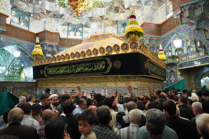 عتبة السيدة فاطمة المعصومة (عليها السلام) تكتسي بالسواد حداداً على السيدة فاطمة الزهراء (عليها السلام)