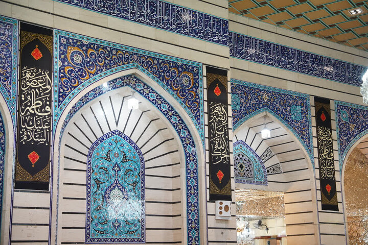 عتبة السيدة فاطمة المعصومة (عليها السلام) تكتسي بالسواد حداداً على السيدة فاطمة الزهراء (عليها السلام)