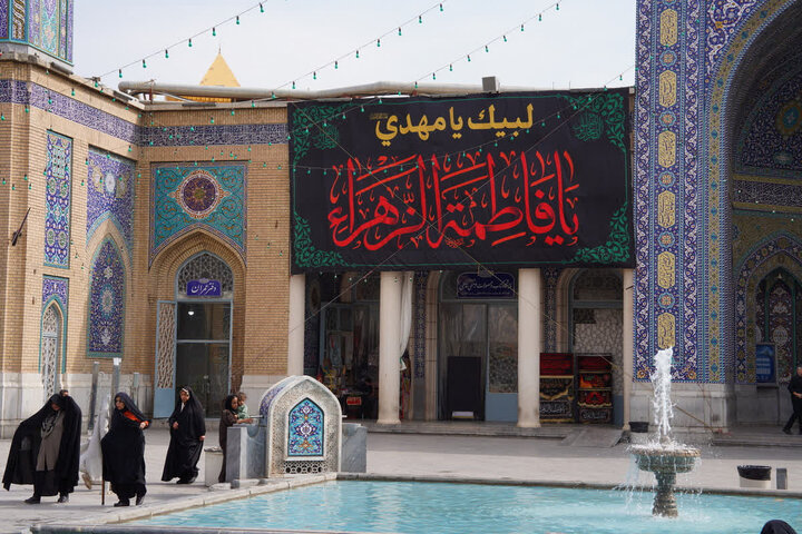 عتبة السيدة فاطمة المعصومة (عليها السلام) تكتسي بالسواد حداداً على السيدة فاطمة الزهراء (عليها السلام)