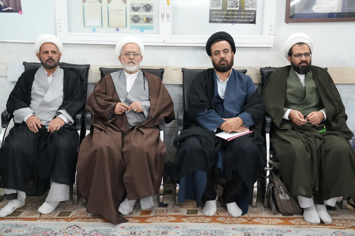 تصاویر/دیدار جمعی از اساتید و طلاب حوزه علمیه اراک با آیت‌الله اراکی