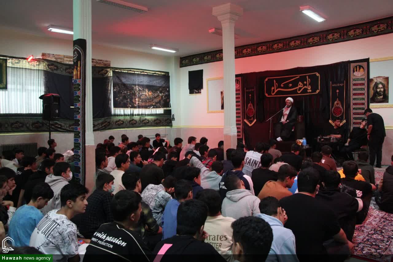 تصاویر / برپایی مراسم عزاداری شهادت حضرت زهرا(س) در دبیرستان شریعتی ملایر