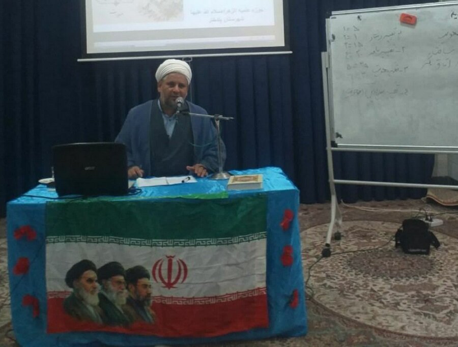 دشمن برای تغییر و ضربه به باطن از تغییر ظاهر شروع می‌کند