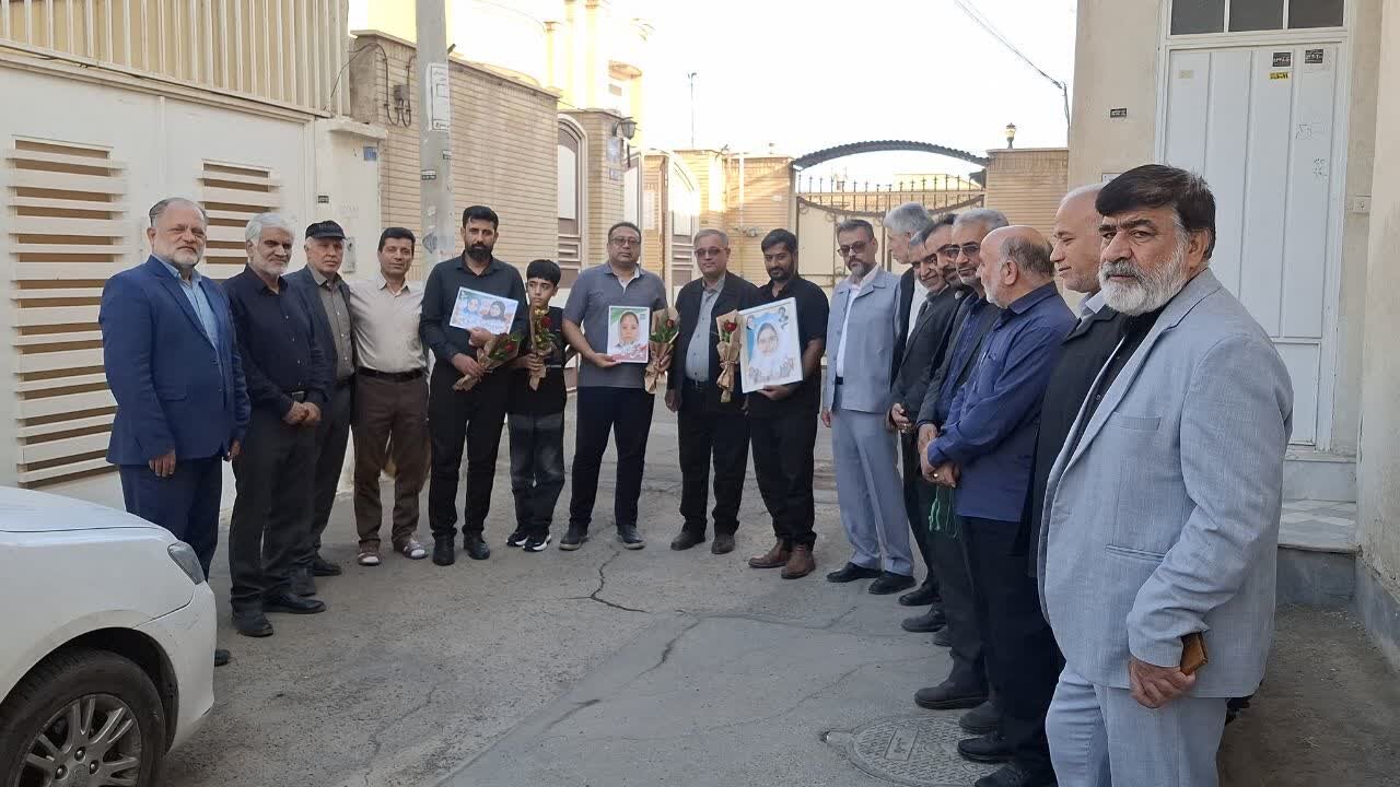 آیین استقبال از خانواده شهدای مدرسه شجره طیبه میناب در کاشان برگزار شد+تصاویر