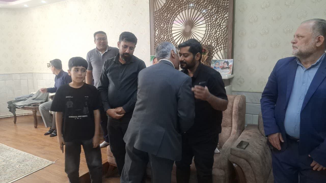 آیین استقبال از خانواده معظم شهدای مدرسه شجره طیبه میناب در کاشان برگزارشد +فیلم وتصاویر