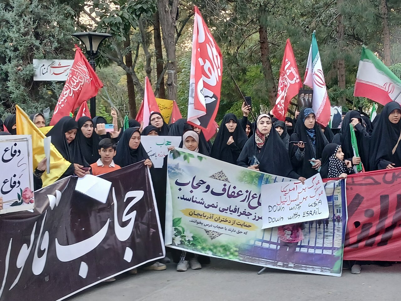 اجتماع بانوان مشهد در حمایت از زنان محجبه آذربایجان برگزار شد