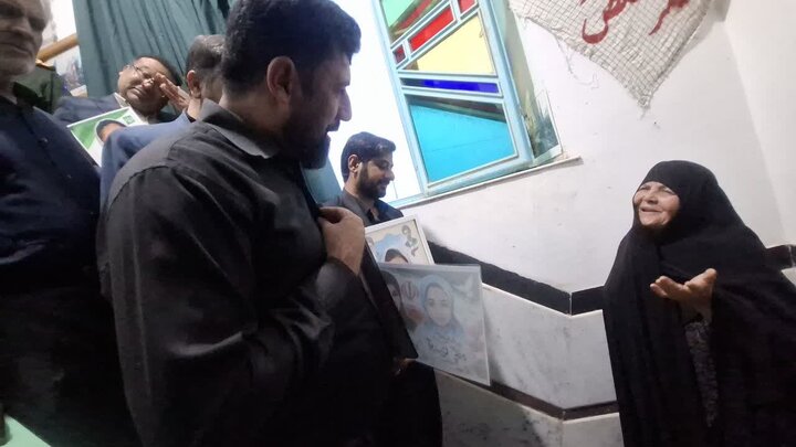 تصاویر/ حضور خانواده های معظم شهدای میناب در حرم مطهرهلال بن علی(ع)