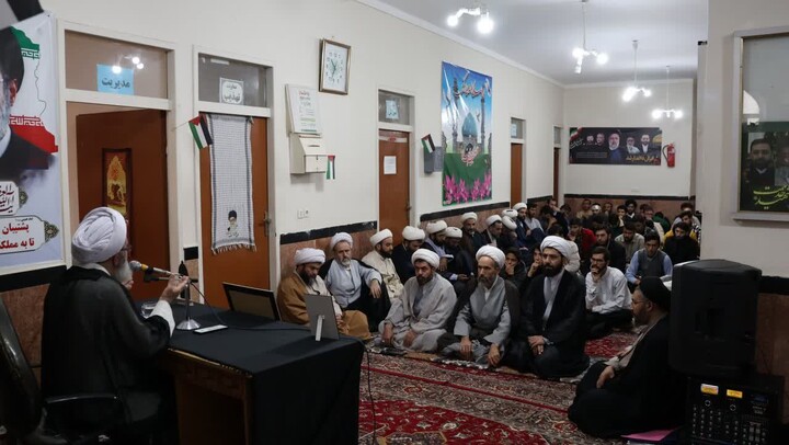 تصاویر / برگزاری جلسه اخلاق حجت الاسلام و المسلمین پورمحمدی با طلاب مدرسه علمیه مراغه