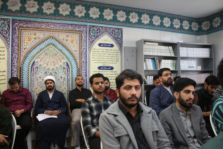 تصاویر/ برگزاری نشست بصیرتی در مدرسه علمیه امام مهدی(عج) کرمان
