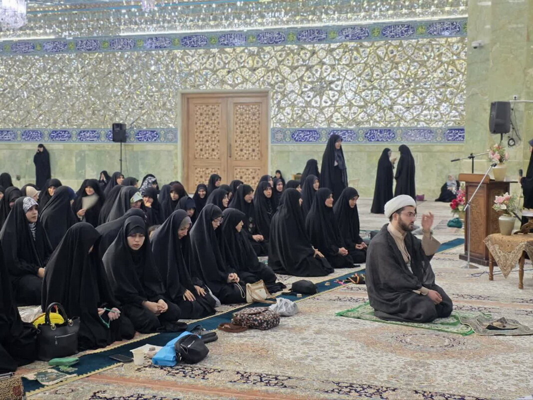 محفل «دخترانه پای درس مادر» در حرم بانوی کرامت + تصاویر و فیلم