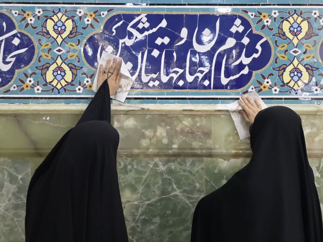 محفل «دخترانه پای درس مادر» در حرم بانوی کرامت + تصاویر و فیلم