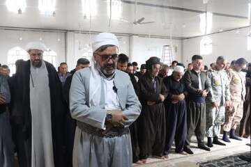 تصاویر / اقامه نماز وحدت با حضور حضور نماینده ولی فقیه در استان همدان در شهر مرزی ازگله