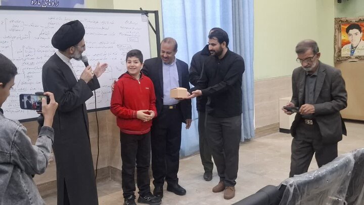 تصاویر/ سخنرانی نماینده ولی فقیه درکاشان درجمع دانش آموزان پایه اول دبیرستان پیوندی