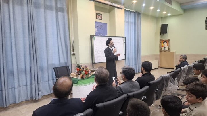تصاویر/ سخنرانی نماینده ولی فقیه درکاشان درجمع دانش آموزان پایه اول دبیرستان پیوندی