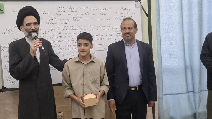 تصاویر/ سخنرانی نماینده ولی فقیه درکاشان درجمع دانش آموزان پایه اول دبیرستان پیوندی