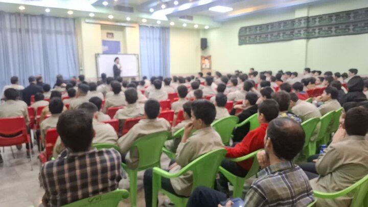 تصاویر/ سخنرانی نماینده ولی فقیه درکاشان درجمع دانش آموزان پایه اول دبیرستان پیوندی