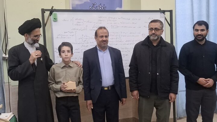 تصاویر/ سخنرانی نماینده ولی فقیه درکاشان درجمع دانش آموزان پایه اول دبیرستان پیوندی