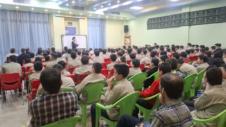تصاویر/ سخنرانی نماینده ولی فقیه درکاشان درجمع دانش آموزان پایه اول دبیرستان پیوندی