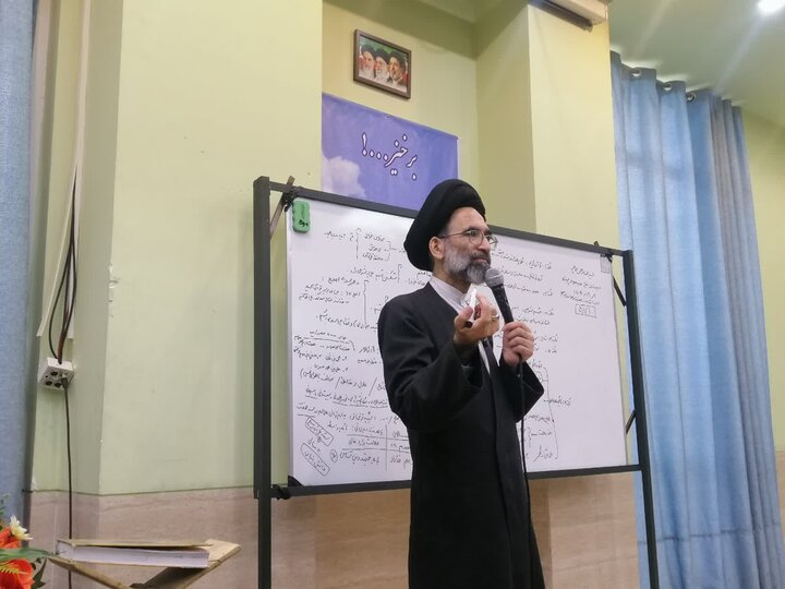 تصاویر/ سخنرانی نماینده ولی فقیه درکاشان درجمع دانش آموزان پایه اول دبیرستان پیوندی