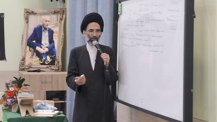 تصاویر/ سخنرانی نماینده ولی فقیه درکاشان درجمع دانش آموزان پایه اول دبیرستان پیوندی