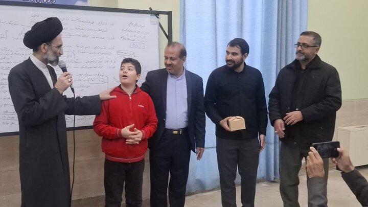 تصاویر/ سخنرانی نماینده ولی فقیه درکاشان درجمع دانش آموزان پایه اول دبیرستان پیوندی