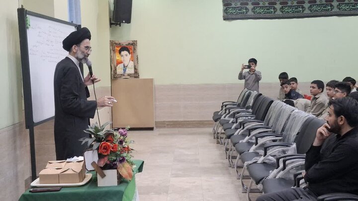 تصاویر/ سخنرانی نماینده ولی فقیه درکاشان درجمع دانش آموزان پایه اول دبیرستان پیوندی