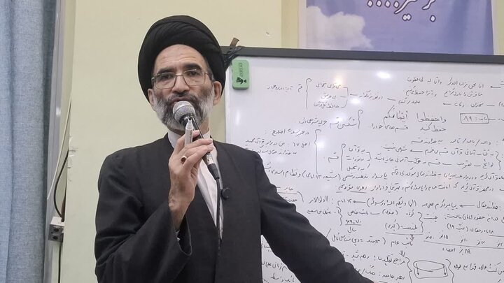 تصاویر/ سخنرانی نماینده ولی فقیه درکاشان درجمع دانش آموزان پایه اول دبیرستان پیوندی