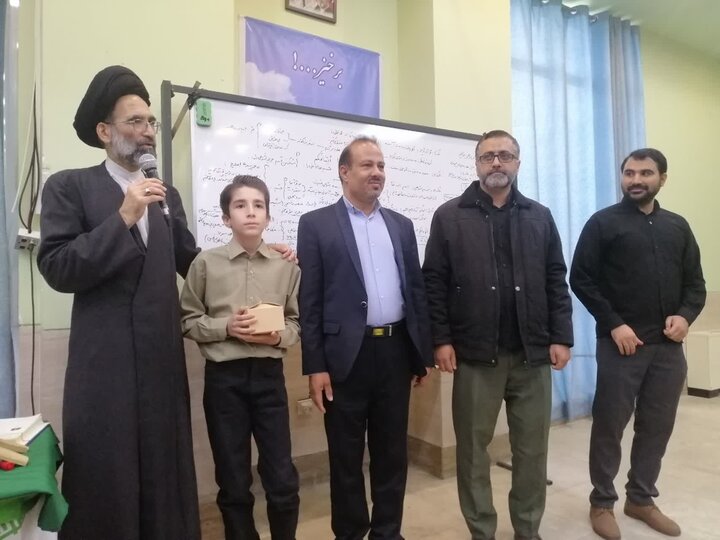 تصاویر/ سخنرانی نماینده ولی فقیه درکاشان درجمع دانش آموزان پایه اول دبیرستان پیوندی