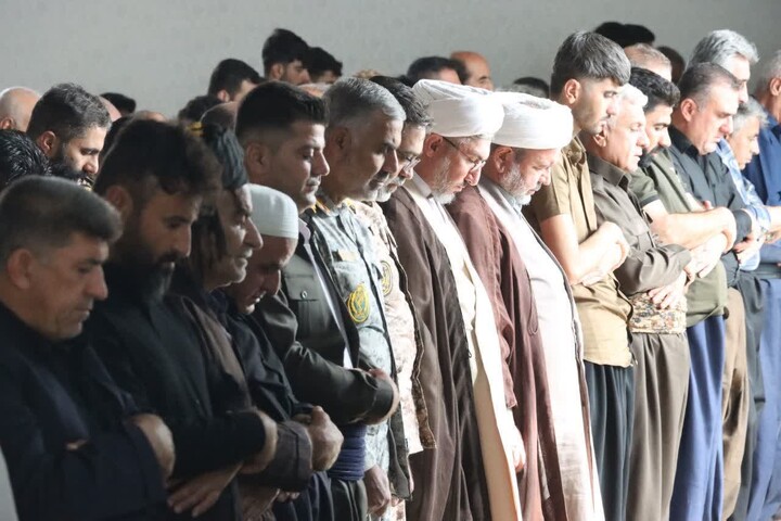 تصاویر / اقامه نماز وحدت با حضور حضور نماینده ولی فقیه در استان همدان در شهر مرزی ازگله