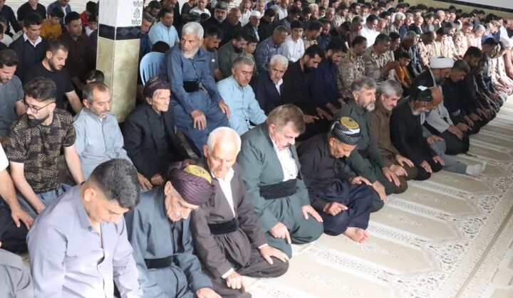 تصاویر / اقامه نماز وحدت با حضور حضور نماینده ولی فقیه در استان همدان در شهر مرزی ازگله
