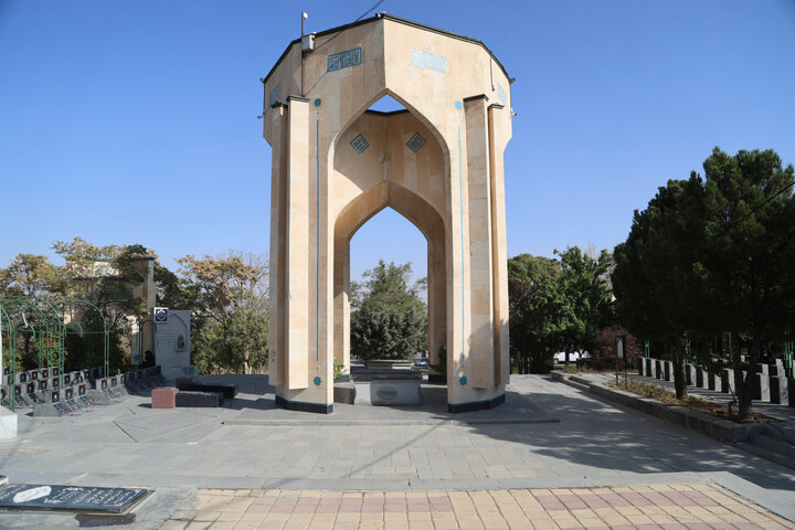 تصاویر / آیین غبارروبی مزار آیت‌الله موسوی همدانی (ره)