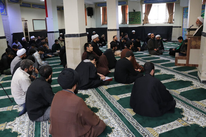 تصاویر /برگزاری جلسه اخلاق در مدرسه علمیه بقیه الله تهران