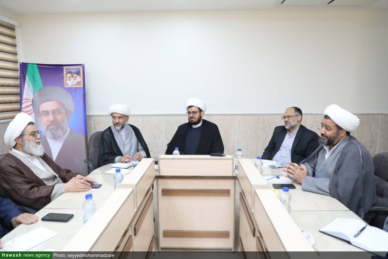 لزوم استمرار گفت‌وگوی بی واسطه مسئولان مرکز خدمات با طلاب