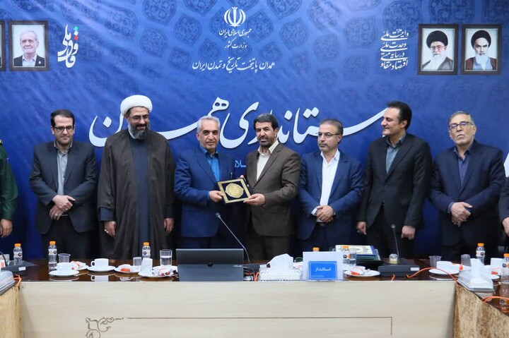 تصاویر /  آیین تکریم و معارفه سرپرست معاونت سیاسی، امنیتی و اجتماعی استانداری همدان