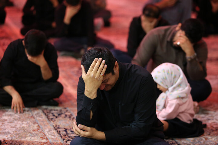 زائران حرم بانوی کرامت در سوگ ام ابیها اشک ماتم ریختند