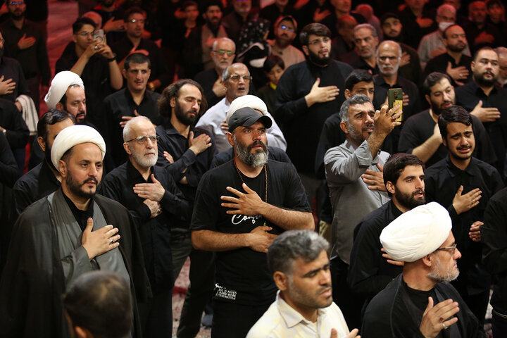 زائران حرم بانوی کرامت در سوگ ام ابیها اشک ماتم ریختند