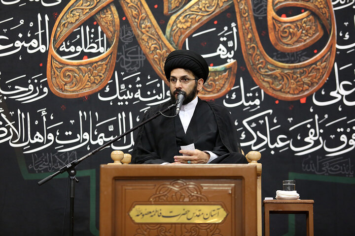 زائران حرم بانوی کرامت در سوگ ام ابیها اشک ماتم ریختند