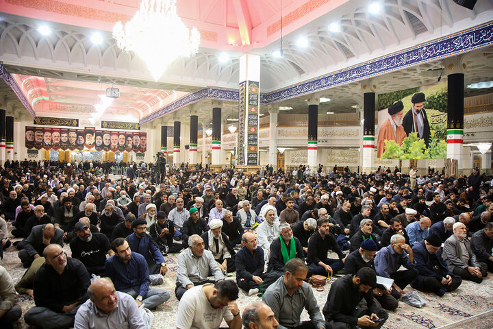 زائران حرم بانوی کرامت در سوگ ام ابیها اشک ماتم ریختند