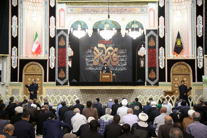 زائران حرم بانوی کرامت در سوگ ام ابیها اشک ماتم ریختند