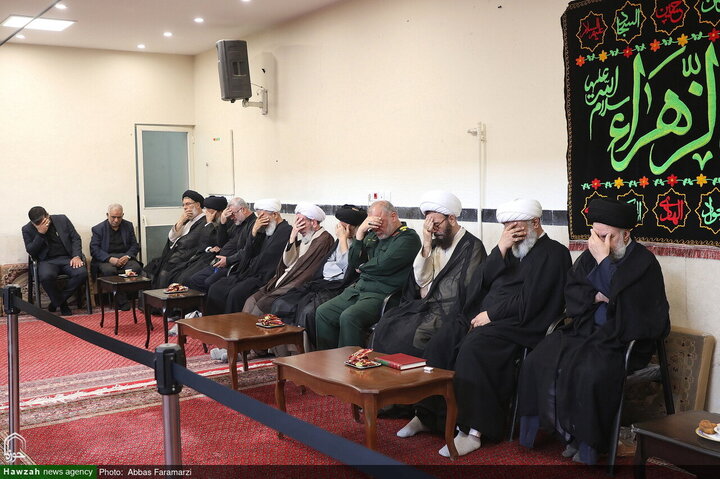 Photos/La cérémonie de deuil pour le martyre de Hazrat Fatima(SA) au bureau du Grand Ayatollah Makarem Shirazi à Qom