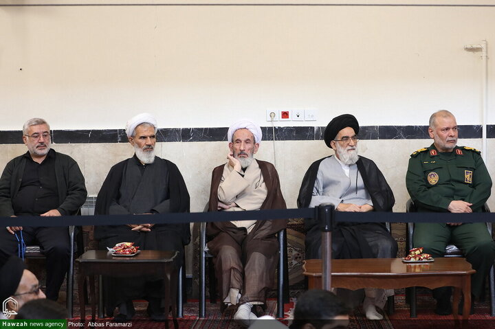 Photos/La cérémonie de deuil pour le martyre de Hazrat Fatima(SA) au bureau du Grand Ayatollah Makarem Shirazi à Qom