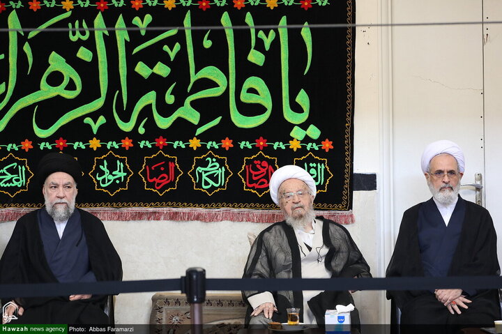 Photos/La cérémonie de deuil pour le martyre de Hazrat Fatima(SA) au bureau du Grand Ayatollah Makarem Shirazi à Qom
