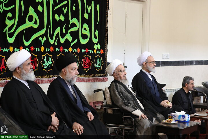 Photos/La cérémonie de deuil pour le martyre de Hazrat Fatima(SA) au bureau du Grand Ayatollah Makarem Shirazi à Qom