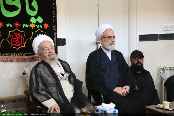 Photos/La cérémonie de deuil pour le martyre de Hazrat Fatima(SA) au bureau du Grand Ayatollah Makarem Shirazi à Qom