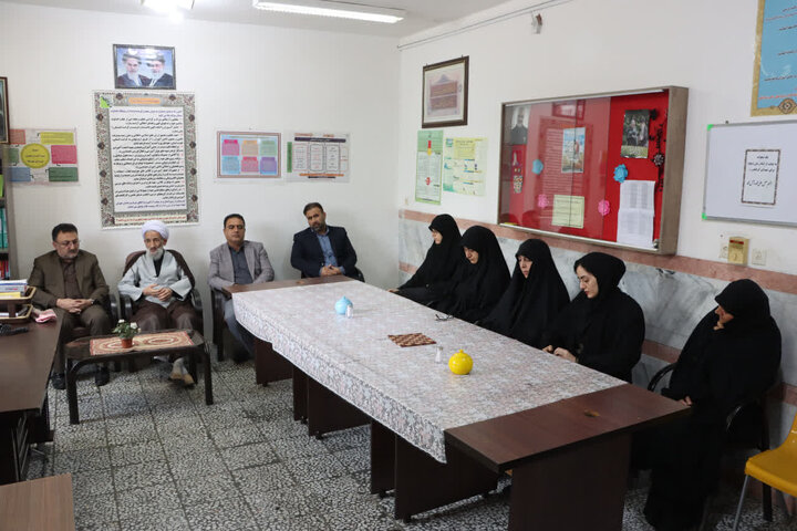 تصاویر/ حضور نماینده ولی فقیه در مازندران و برگزاری نشست علمی در دبیرستان معارف و علوم اسلامی شهید مطهری در ساری