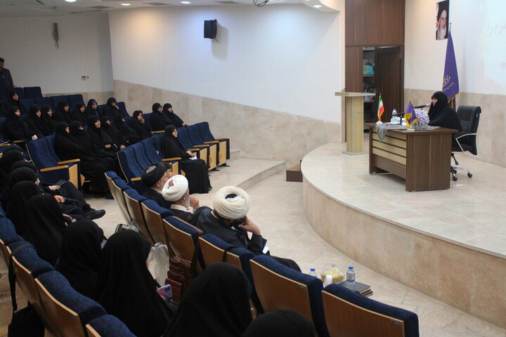 تصاویر/ مراسم تجلیل از طلاب و اساتید نخبه مدارس علمیه خواهران استان کرمان