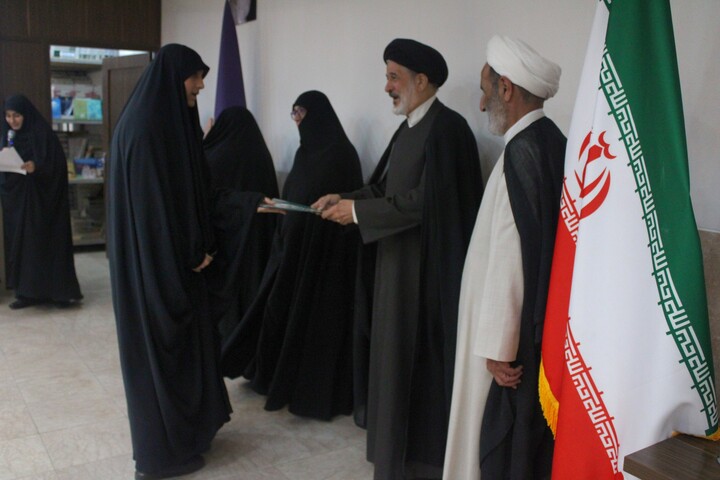 تصاویر/ مراسم تجلیل از طلاب و اساتید نخبه مدارس علمیه خواهران استان کرمان