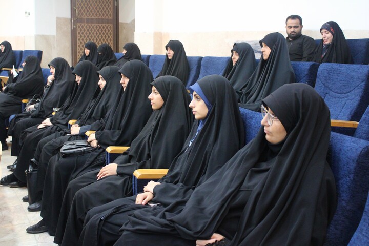 تصاویر/ مراسم تجلیل از طلاب و اساتید نخبه مدارس علمیه خواهران استان کرمان